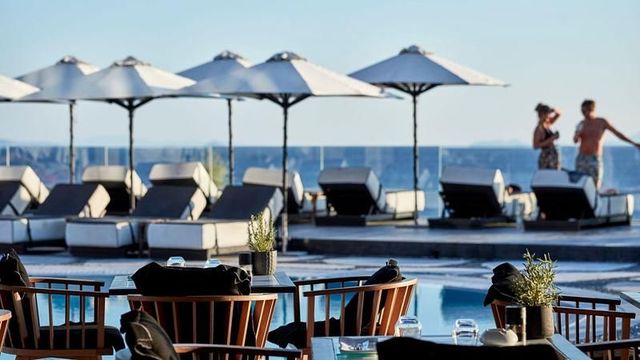 Pool mit Liegen und Sonnenschirmen im Myconian Imperial auf Mykonos