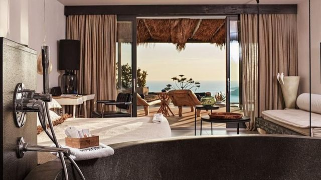 Suite mit Steinbadewanne und Meerblick im Myconian Utopia auf Mykonos