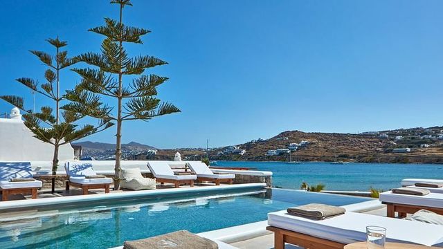 Pool mit Meerblick im Mykonos Waves Beach House & Suites