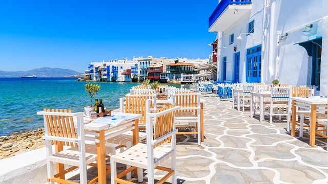 Tische am Wasser mit Blick auf Klein-Venedig in Mykonos-Stadt