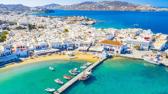 Luftaufnahme von Mykonos-Stadt mit Hafen und Windmühlen