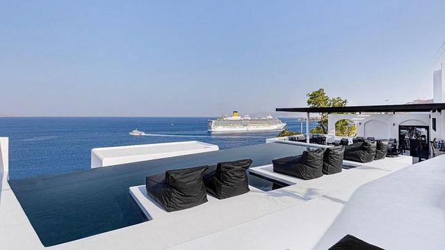 Infinity-Pool mit Sitzsäcken und Meerblick im Tagoo Black Mykonos