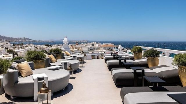 Dachterrasse mit Lounge-Möbeln im The Townhouse Mykonos