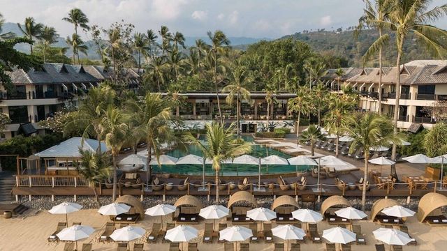 Strand und Pool vom Anantara Bophut Koh Samui Resort