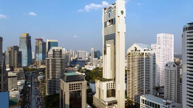 Skyline von Bangkok mit dem markanten Hochhaus des Banyan Tree Hotels im Zentrum – modernes Luxushotel mit Panoramablick über die thailändische Hauptstadt.