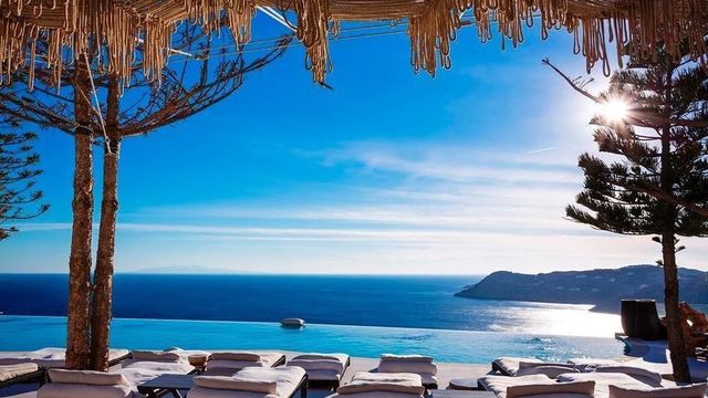 Pool und Meerblick vom Myconian Utopia Relais & Chateaux